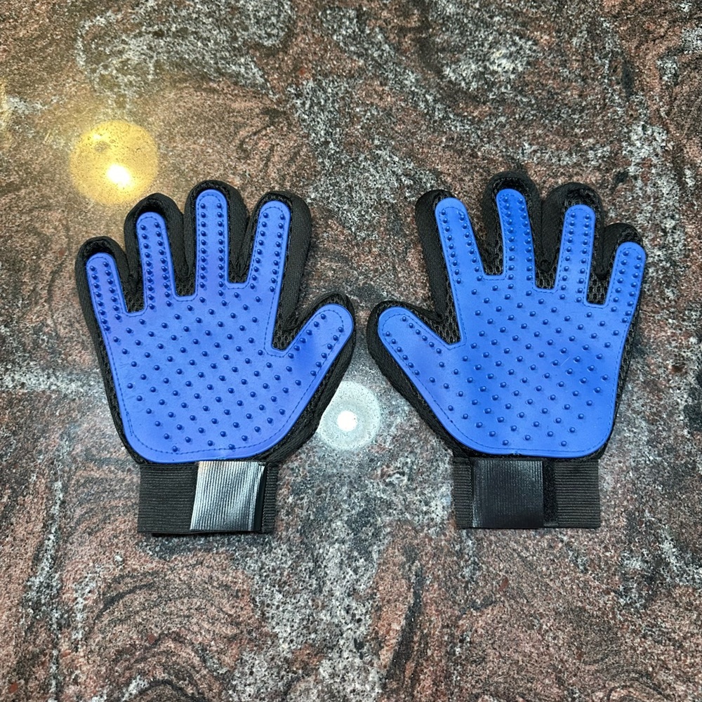 NWOT Pet Grooming Gloves
